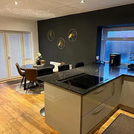 Retreat With 3 Bedrooms Манчестер