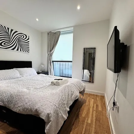 2br Waterfront Retreat Mcr