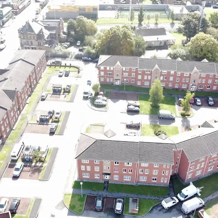 Modern 2-bedroom Near With Free Parking Apartman