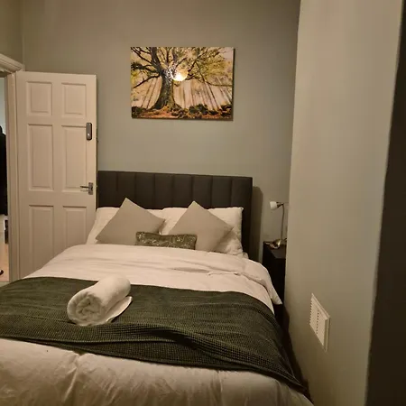 ホームステイ The Reddish Retreat - Individual