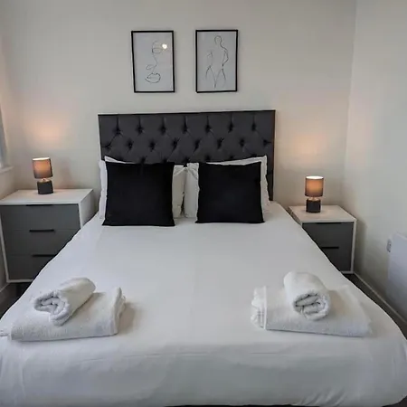 Trafford Free Parking Apartment