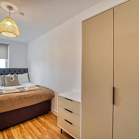 3 Bedroom Apartment By Paul & Malin Properties Short Lets & Serviced Accommodation Manchester With Free Parking & Gym Access Apartment