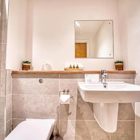 Apartment 3 Bedroom Apartment By Paul & Malin Properties Short Lets & Serviced Accommodation Manchester With Free Parking & Gym Access *