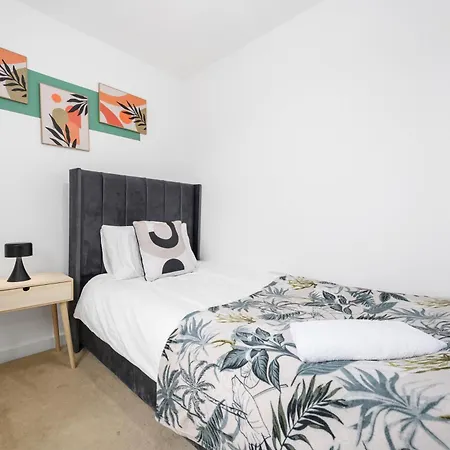 Holiday home 3 Bed Near Etihad Stadium *