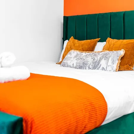 2 Bed House With Garden - Sleeps 7 - Salford - - Free Parking - 3 Double Beds & 1 Single - Free Netflix & Fast Wifi - 6 Min To Centre, Close To Trafford Centre, Etihad Stadium, Arena, Clubs & *