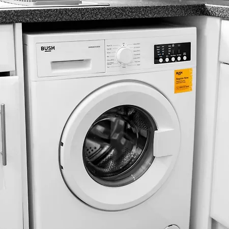 2 Bed House With Garden - Sleeps 7 - Salford - - Free Parking - 3 Double Beds & 1 Single - Free Netflix & Fast Wifi - 6 Min To Centre, Close To Trafford Centre, Etihad Stadium, Arena, Clubs & Σπίτι διακοπών