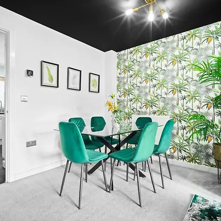 2 Bed House With Garden - Sleeps 7 - Salford - - Free Parking - 3 Double Beds & 1 Single - Free Netflix & Fast Wifi - 6 Min To Centre, Close To Trafford Centre, Etihad Stadium, Arena, Clubs & Σπίτι διακοπών