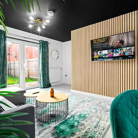 2 Bed House With Garden - Sleeps 7 - Salford - Free Parking - 3 Double Beds & 1 Single - Free Netflix & Ultra Fast Wifi - 6 Min To Centre, Close To Trafford Centre, Etihad Stadium, Arena, Clubs & Holiday home