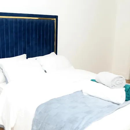 Apartment Mdz Luxe Stays-sleeps 6
