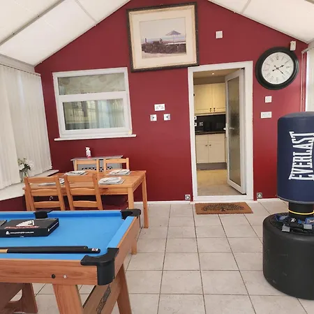 Modern 2Bed House Family Contractor Friendly Free Parking Quiet Area בית נופש