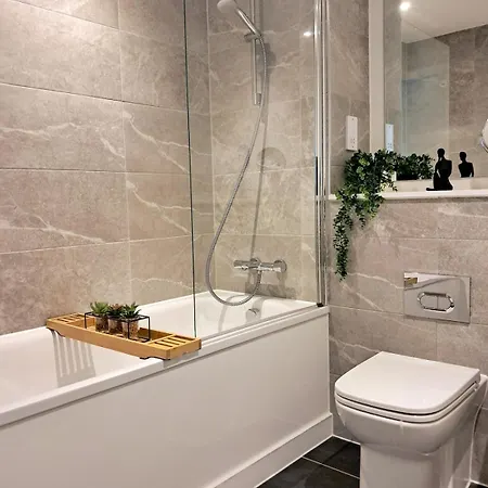 Private Balcony, Waterfront Apt, Theatres 15min Walk 1mile Media City, Old Trafford, Centre