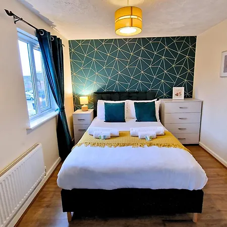 Townhouse By Bevolve - 4 Bedrooms - Free Parking Holiday home