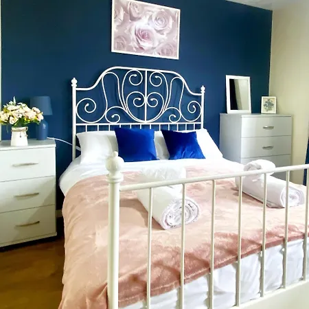 Townhouse By Bevolve - 4 Bedrooms - Free Parking