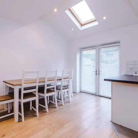 Park Lane Retreat 3br With Driveway Parking Holiday home Manchester
