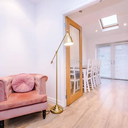 Park Lane Retreat 3br With Driveway Parking *