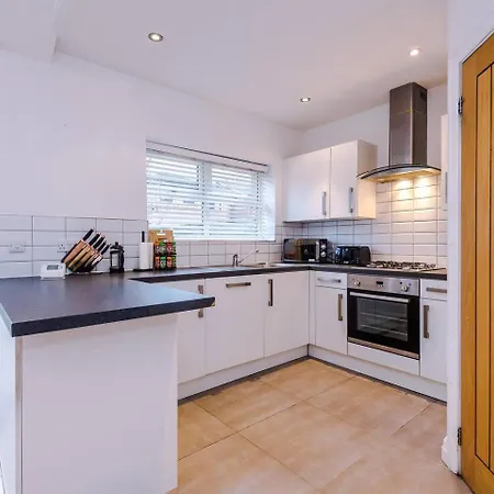 Park Lane Retreat 3br With Driveway Parking Manchester