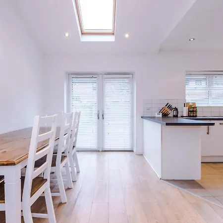 Park Lane Retreat 3br With Driveway Parking Holiday home *