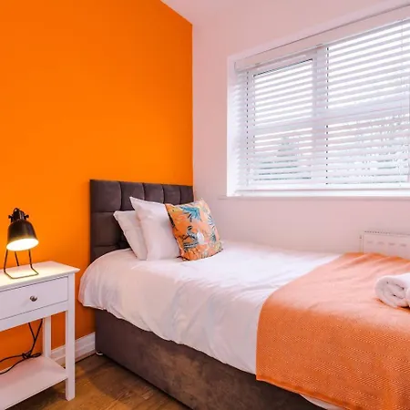 Park Lane Retreat 3br With Driveway Parking Holiday home Manchester