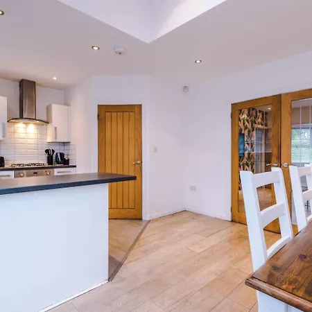 Park Lane Retreat 3br With Driveway Parking *