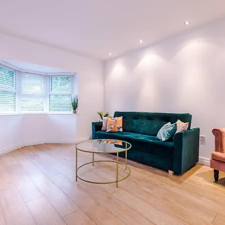 Park Lane Retreat 3br With Driveway Parking * Manchester