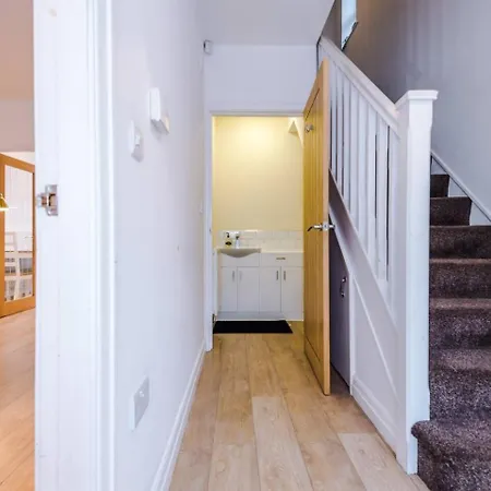 Park Lane Retreat 3br With Driveway Parking Holiday home Manchester