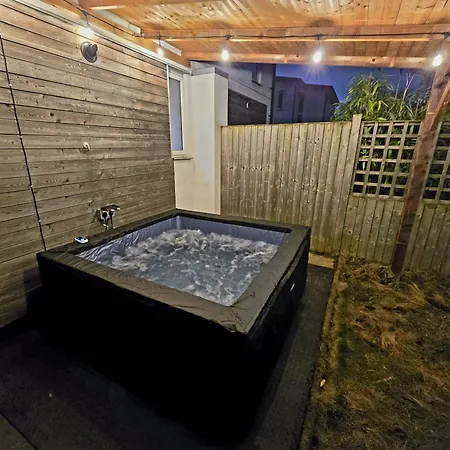 Дом отдыха 3 Bed House Etihad Stadium, Coop Live Private Parking With Optional Hot Tub