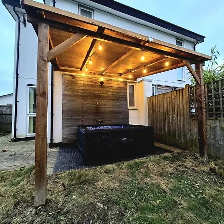 3 Bed House Etihad Stadium, Coop Live Private Parking With Optional Hot Tub Manchester