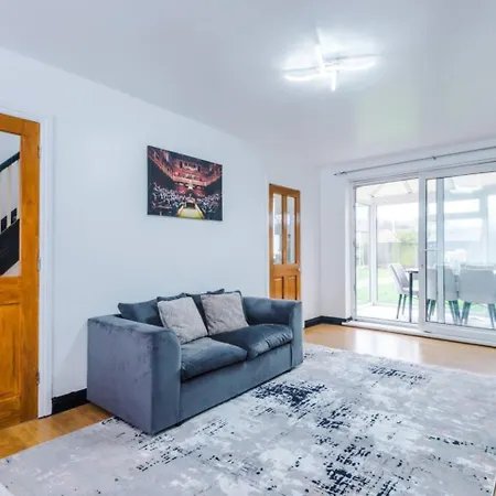 Hideaway Cozy 3br With Free Parking 度假居
