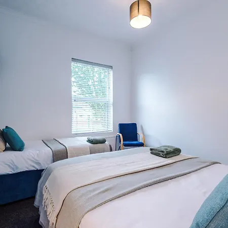 Дом отдыха Modern 3-bed House In Manchester, Ideal For Long Stays, Free Parking, Centre - Sleeps Upto 8 People