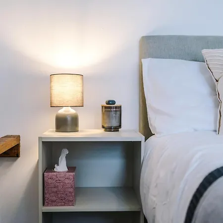 Modern 3-bed House In Manchester, Ideal For Long Stays, Free Parking, Centre - Sleeps Upto 8 People مانشستر