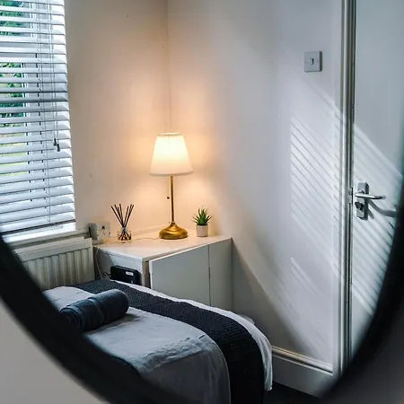 Modern 3-bed House In Manchester, Ideal For Long Stays, Free Parking, Centre - Sleeps Upto 8 People *