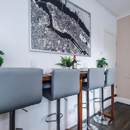 Modern 3-bed House In Manchester, Ideal For Long Stays, Free Parking, Centre - Sleeps Upto 8 People *