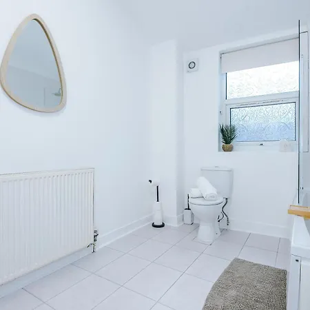 Modern 3-bed , Sleeps 7, Free Parking & Close To Centre