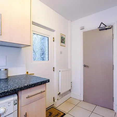 Holiday home Modern 3-bed , Sleeps 7, Free Parking & Close To Centre