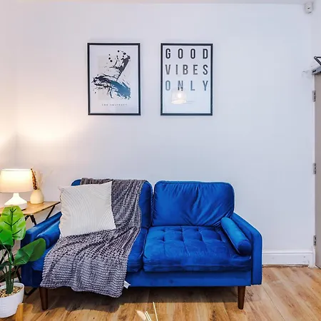 Modern 3-bed , Sleeps 7, Free Parking & Close To Centre Holiday home Manchester