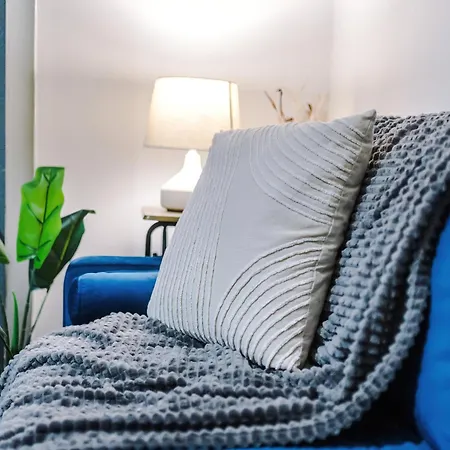 Modern 3-bed , Sleeps 7, Free Parking & Close To Centre Holiday home Manchester