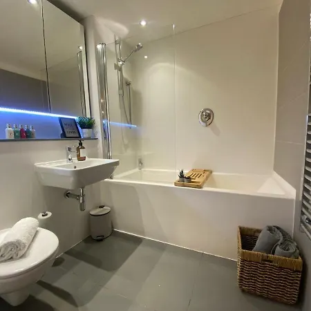 Apartament Modern 2 Bed - City Centre - Gym Access - Free Wifi *