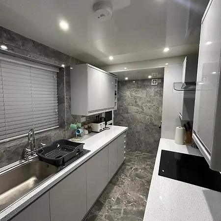 Housesleeps9-fireplace-garden-bbq-tv Holiday home Manchester