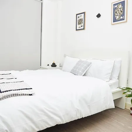 Apartment-sleeps4-streetparking-balcony-duplex Apartment *