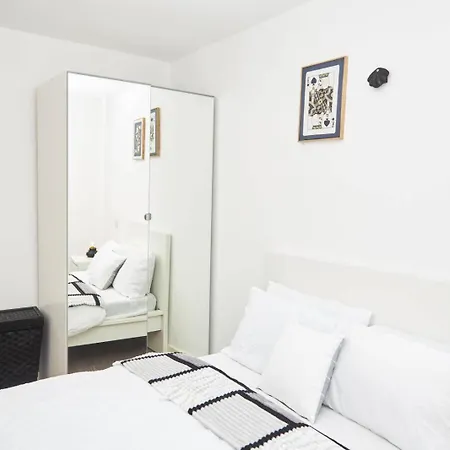 Apartment-sleeps4-streetparking-balcony-duplex *
