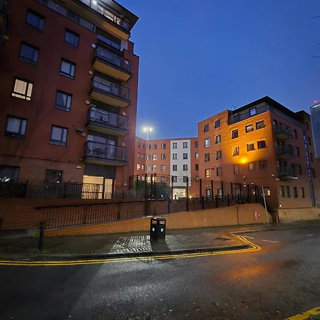 Apartment Lovely 2-bed Apt+wi-fi+parking. Manchester