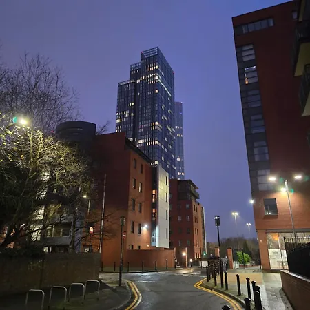 Lovely 2-bed Apt+wi-fi+parking. *