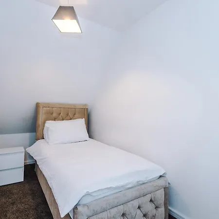3br-walktocitycentre-garden-freeparking Manchester