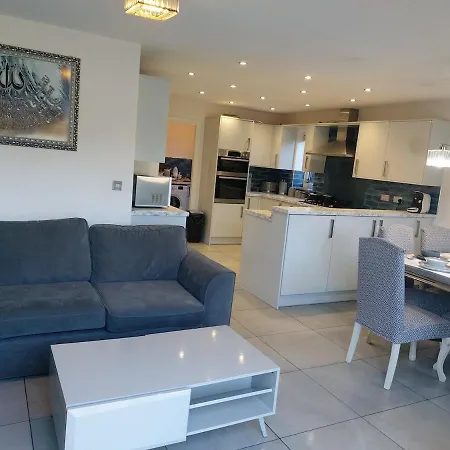 Luxury 4 Bedrooms Detached House - Free Multi Cars Parking - Easy Access To City Centre & City Football Ground *