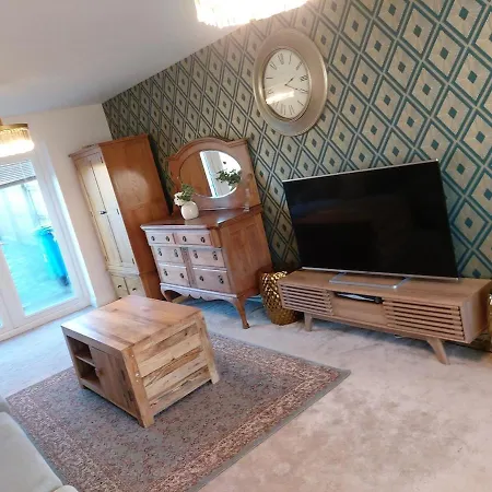 Luxury 4 Bedrooms Detached House - Free Multi Cars Parking - Easy Access To City Centre & City Football Ground Hébergement de vacances Manchester