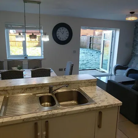 Luxury 4 Bedrooms Detached House - Free Multi Cars Parking - Easy Access To City Centre & City Football Ground Hébergement de vacances Manchester