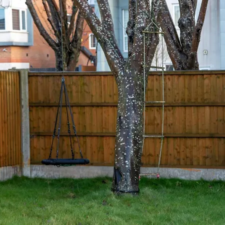 Stylish 4 Bedroom House, Sleeps 7, Free Parking & Wi-fi * Manchester