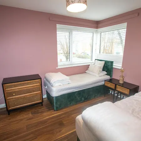 Stylish 4 Bedroom House, Sleeps 7, Free Parking & Wi-fi Manchester