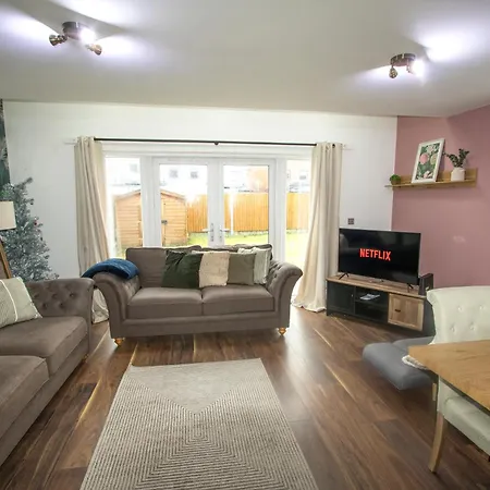 Stylish 4 Bedroom House, Sleeps 7, Free Parking & Wi-fi * Manchester