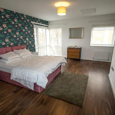 Peaceful 4 Bedroom House, Sleeps 7, Free Parking - Wifi Дом отдыха